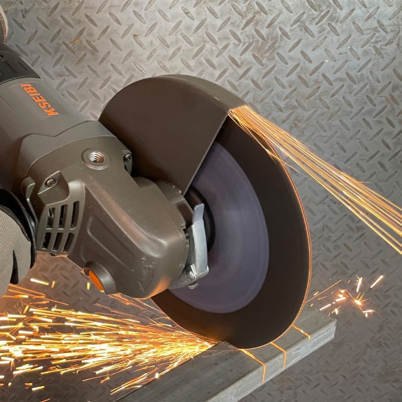 KWS 24-230、パワフルなディスクグラインダー230mm 2400W | KSEIBI